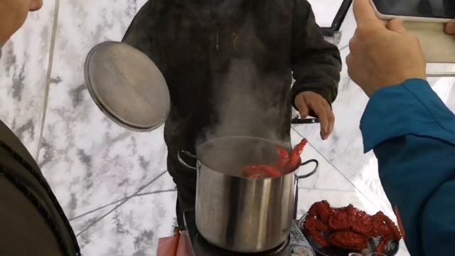 На горном ручье поймали крабов с красной икрой и тут же приготовили. #СахТерра #Сахалин #trip