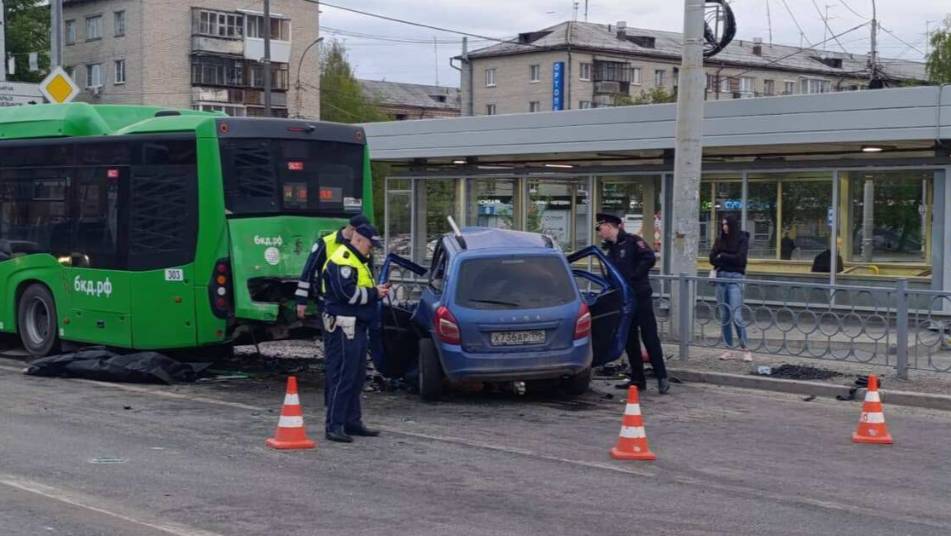 Водитель легковушки погиб в ДТП с участием автобуса в Екатеринбурге