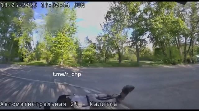 В Екатеринбурге пьяный самокатчик решил прокатиться и эпично приземлился е*л*м в асфальт. В итоге...