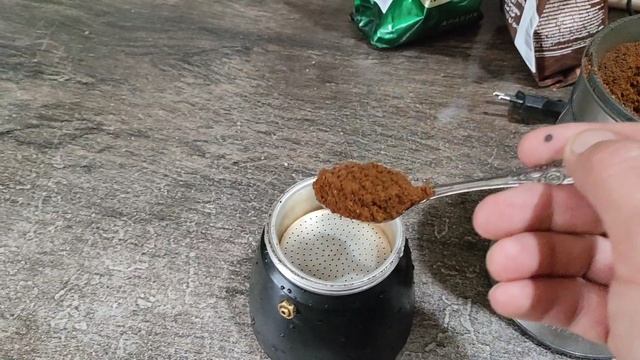 Чашечка свежего молотого кофе с утра