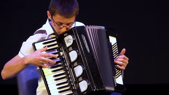 "Казаки в Берлине" исполняет  Резван Максим
