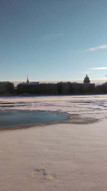 Река Нева в центре Петербурга. 5 января 2025.