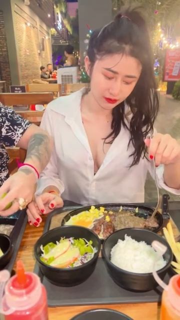 hVs4inI7k1c - girl test food