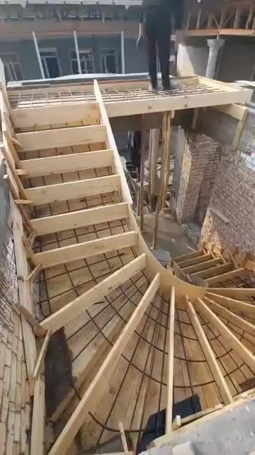 Процесс заливки винтовой лестницы