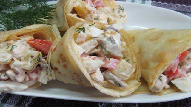 Салат из курицы и грибов в кулечках из блинов