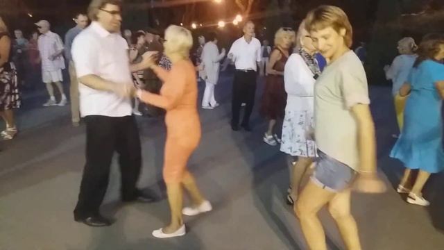 Харьков, танцы в парке,"А у мэнэ е корова"