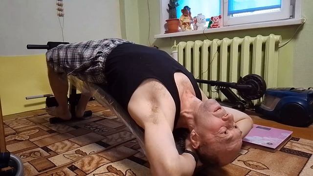 Занялся спортом. Скамья для пресса с изгибом.