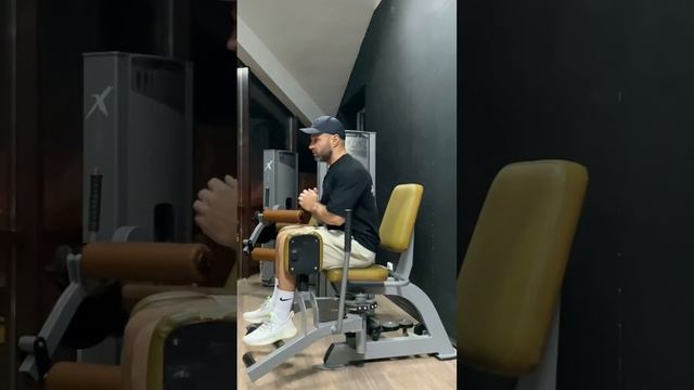 отведения ног в тренажере сидя