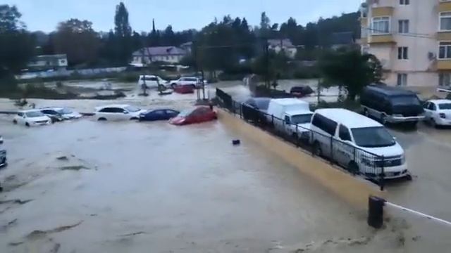 Ростовчане оказались в поезде, застрявшем между двумя размытыми мостами под Туапсе
