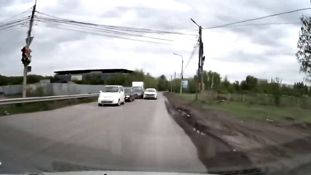 Нагло едет по встречке на Волгоградской в Омске