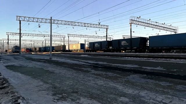 Грузовой поезд ведомый ВЛ-80 с контейнерами (14.12.19)