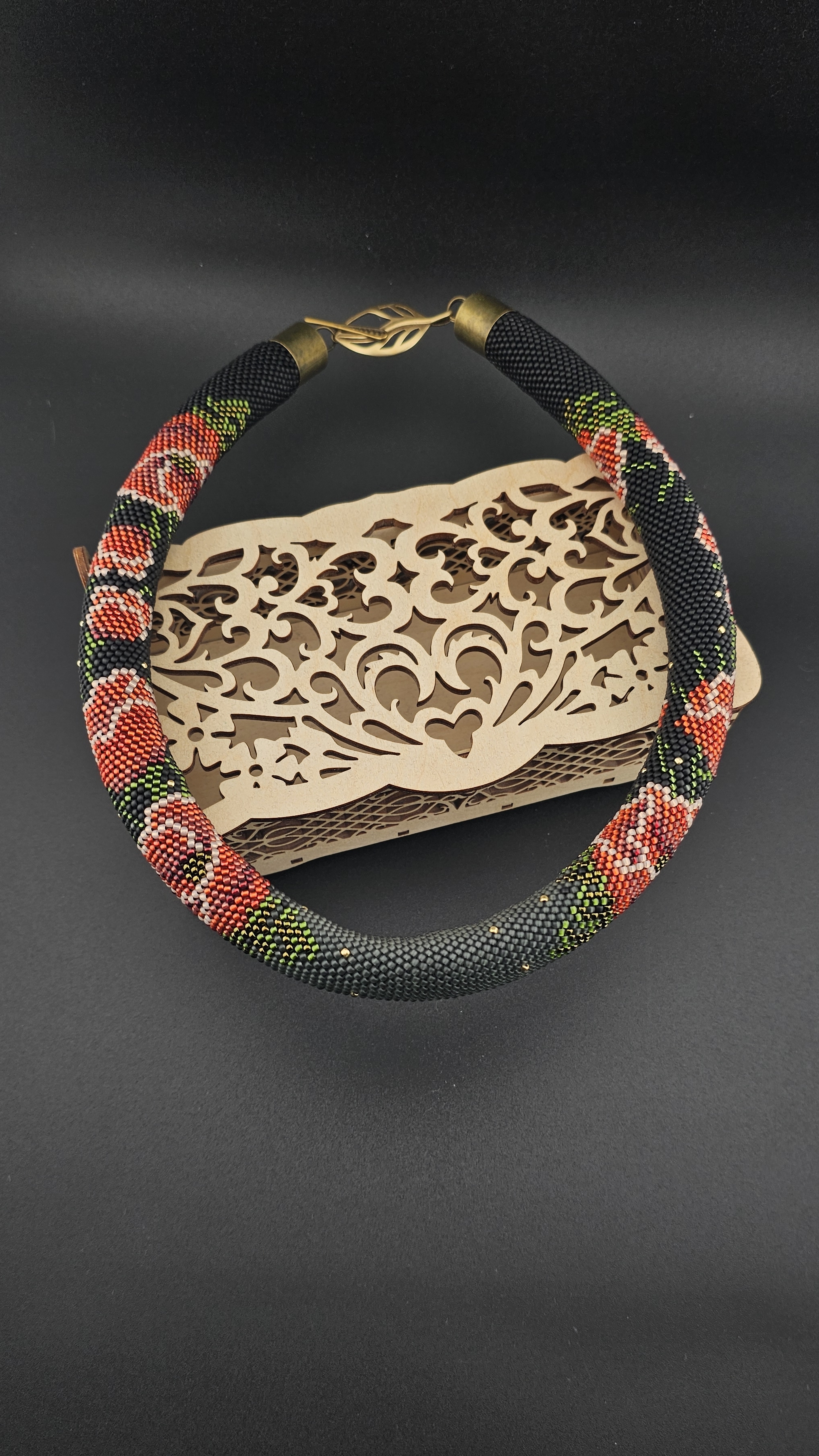 Жгутик маки #бисер #вязаниеизбисера #вязаниебисером #beads #beadscrochet#diy Муз: Е.Кабанов