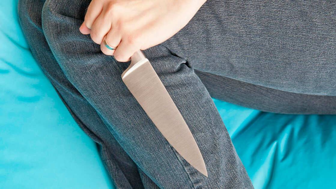Мать под угрозой побоев заставляла дочь убить собаку ножом в Липецкой области