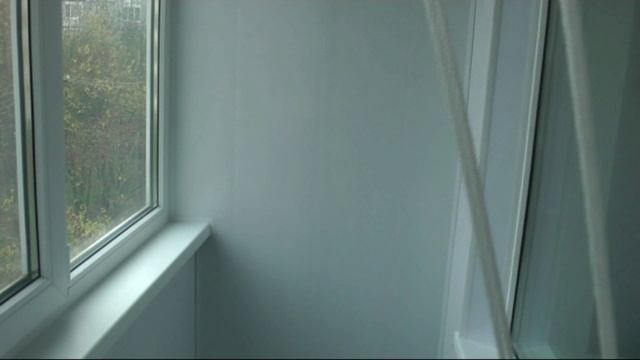 Балкон утепленный, обшитый пластик.панелями с подвесным потолком. Светом.  Полками открытыми.