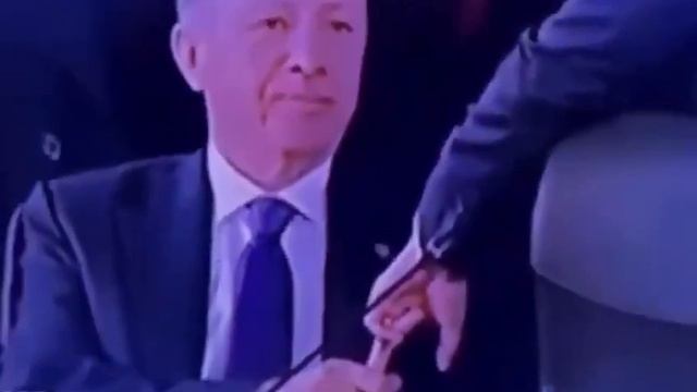 Макрон попытался утвердить психологическое доминирование, положив свою руку на руку Эрдогана.