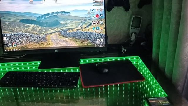 комп.стол с подсветкой и с дисплеем для мониторинга си