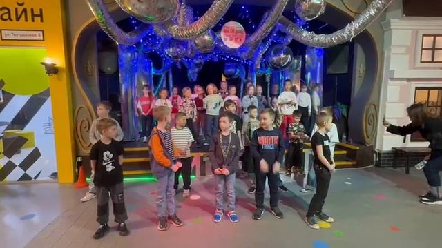 Ученики 1 «Б» отпраздновали окончание первого учебного года в школе, посетив Кидбург в ЦДМ