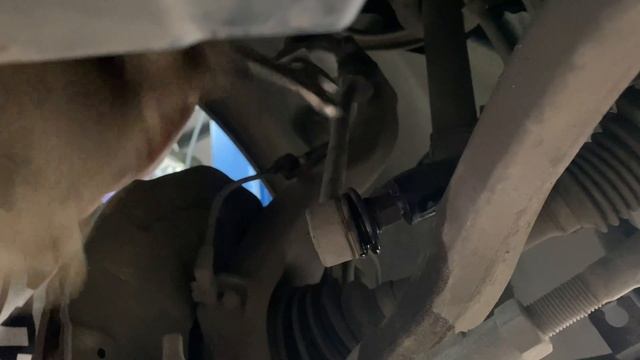 Замена передней стойки стабилизатора на Мерседесе  w213