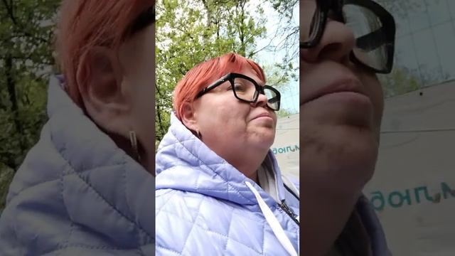 Прохладно и пасмурно, мне нравится. Я бы погуляла но меня ждет день сурка😁