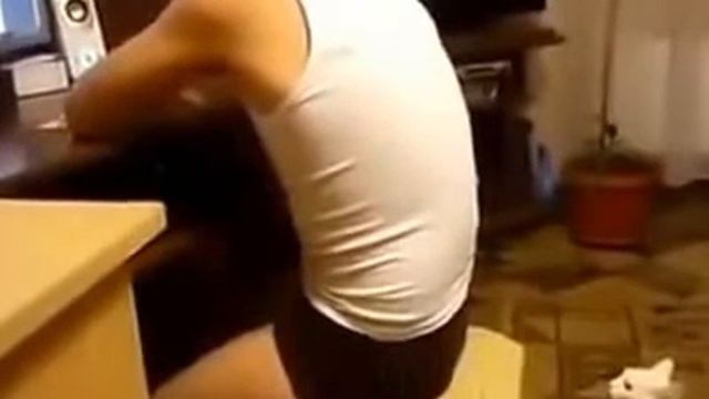 Опасный Кот. Смешное видео - Кот Кусает за Жопу Пацана
