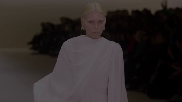 Ugly Fashion: Как Уродство Завоевало Подиумы и Улицы