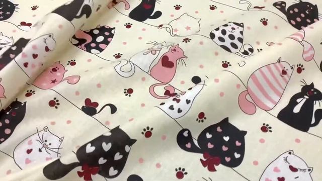 Бязь "Влюбленные коты с бордовыми бантиками" цв.шампан