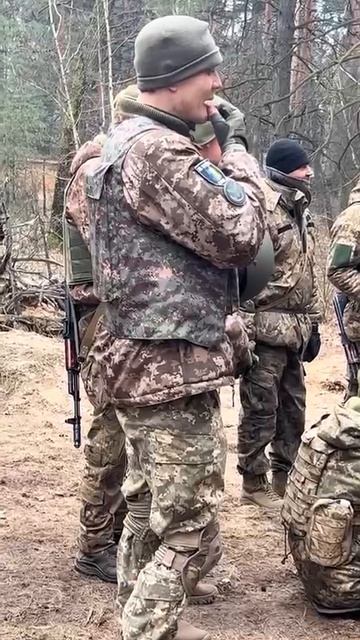 Украинский боевик не спал ночью и просто устал 😂😂😂