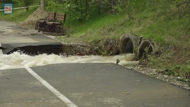 Велодорожку "смыло" в абаканской зоне отдыха: большая вода нашла выход через старый шлюз