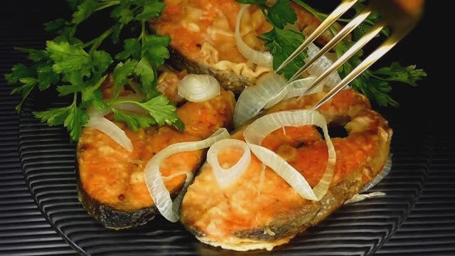 Жареная рыба на сковороде. Как пожарить рыбу на сковороде. Как пожарить рыбу в муке. Нерка в муке