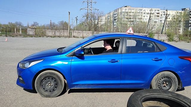 Обучение вождению на площадке автошколы. Учимся делать развороты