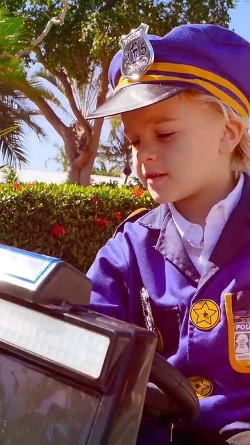 Крис полицейский ищет пропавшие воздушные шары