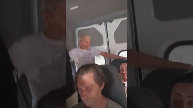 дедушка так хотел сесть , что стал скидывать с кресла ч