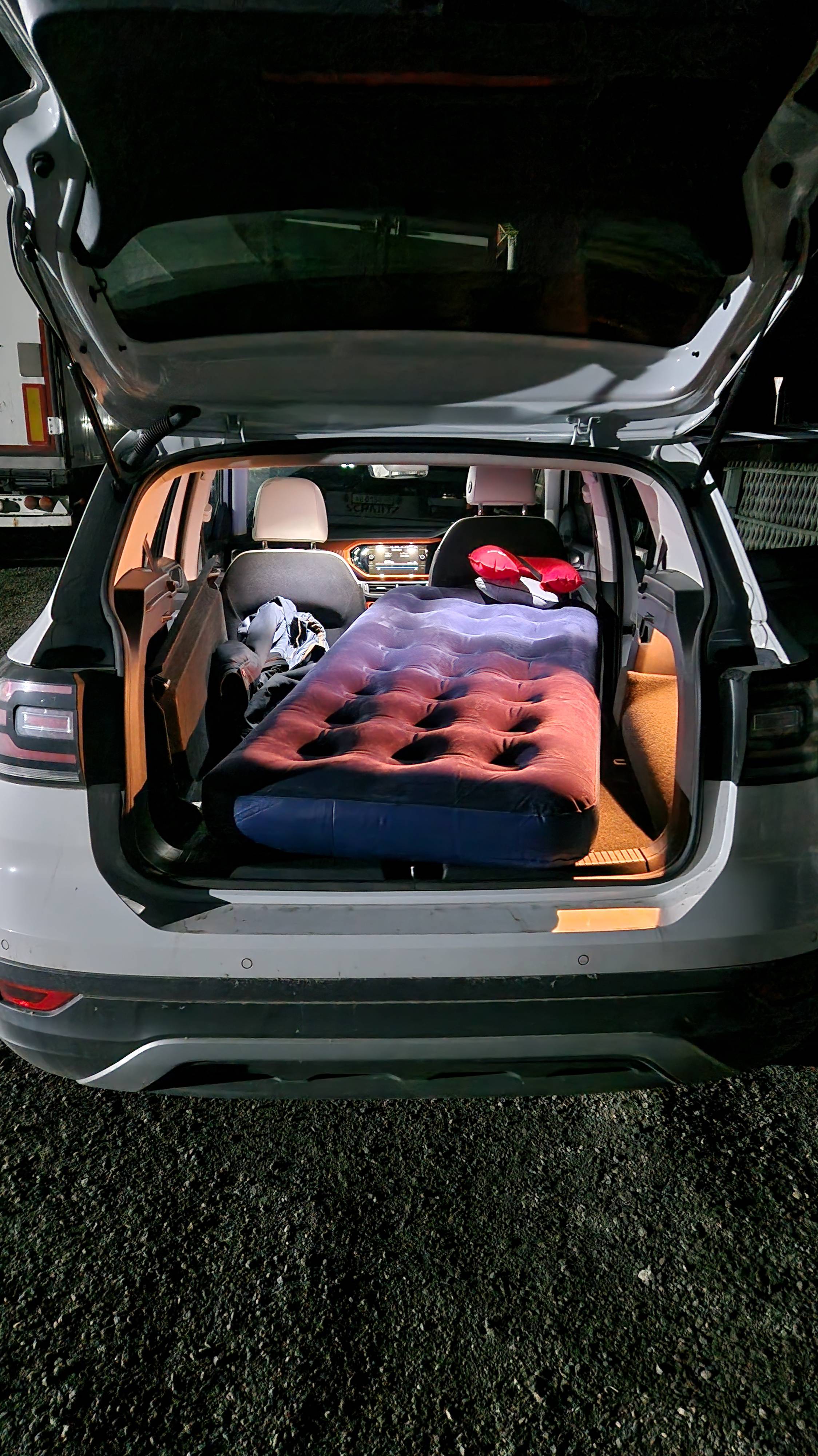 Ночевка на матрасе в VW T-Cross