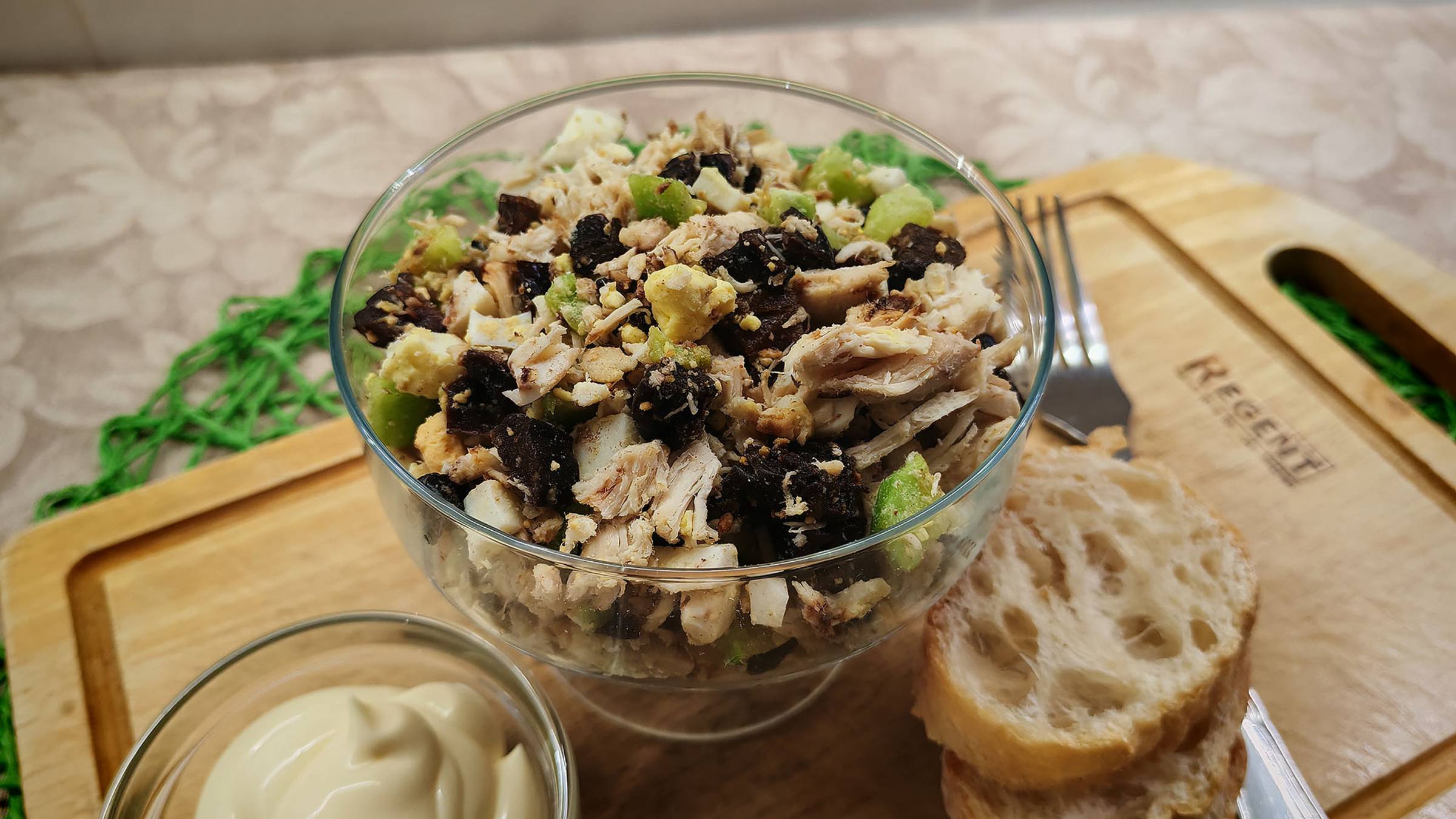 Салат-коктейль с курицей. Очень простой рецепт салата с курицей и черносливом.