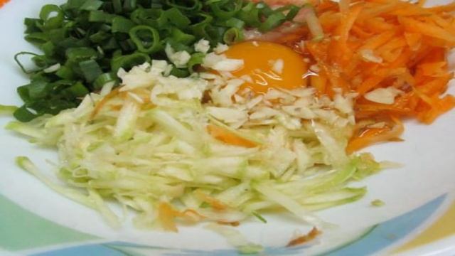 Куриные оладьи с овощами
