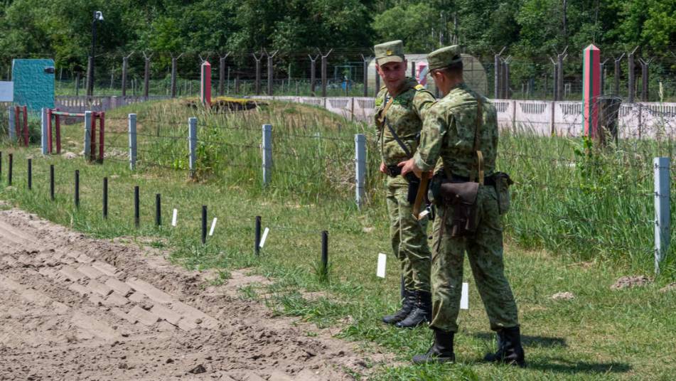 Белорусские пограничники нашли два трупа беженцев на границе с Латвией