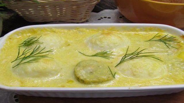 Запеченные яйца с колбасками в сметанном соусе