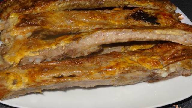 Запеченные свиные ребра под соусом