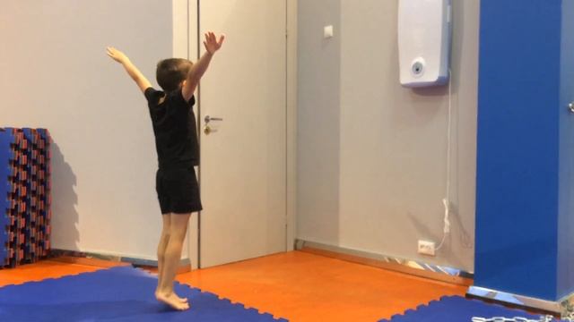 Стойка на руках с прогибом. Подводящий элемент к перев