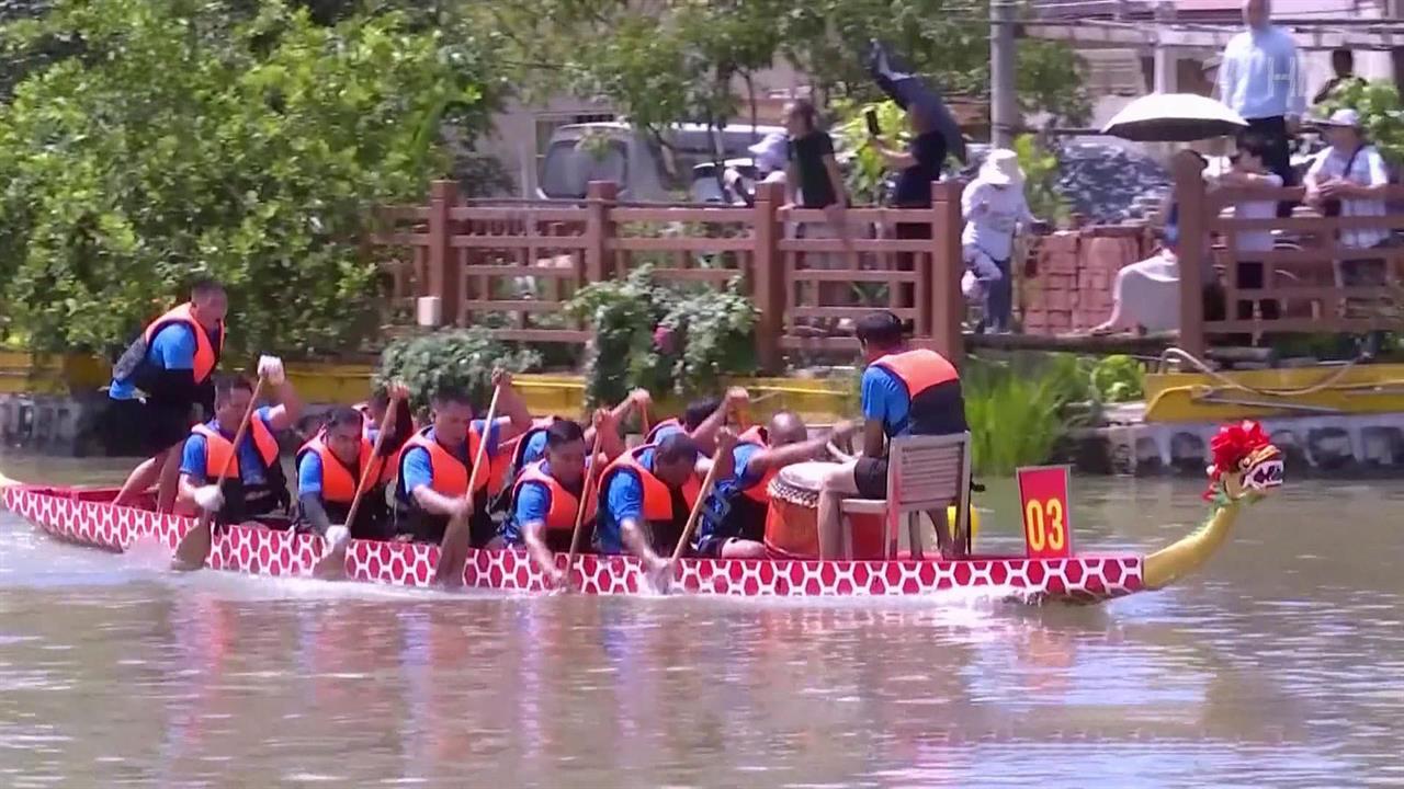 В Китае стартовали традиционные гонки лодок-драконов