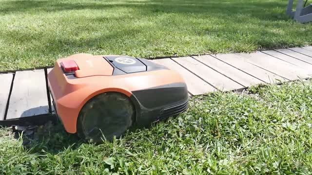 Робот косилка "робокос" Robokos RM1400i первые 2 недели эксплуатации.