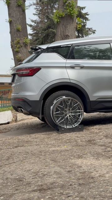 Geely Coolray на примерке дисков в 18-ом диаметре