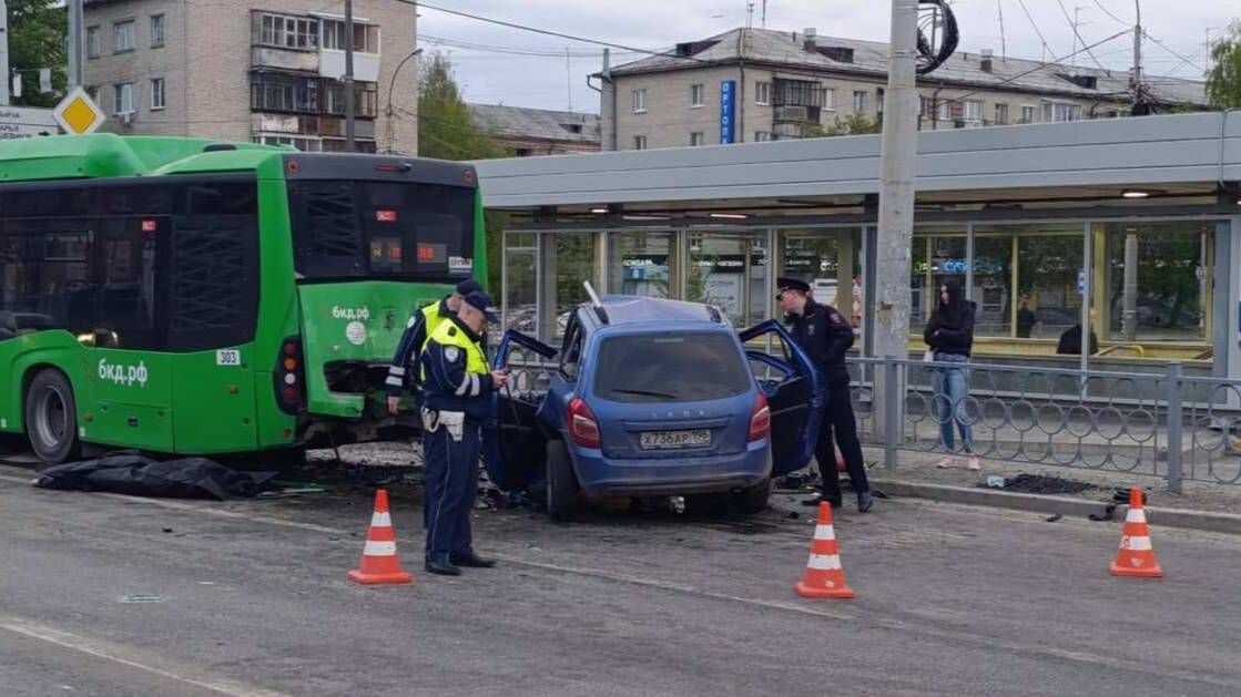 Водитель легковушки погиб в ДТП с участием автобуса в Екатеринбурге