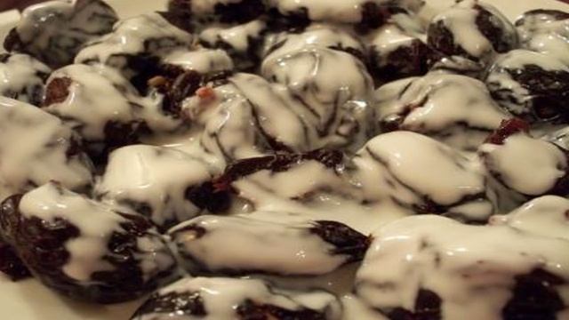 Чернослив с орехами под сливками