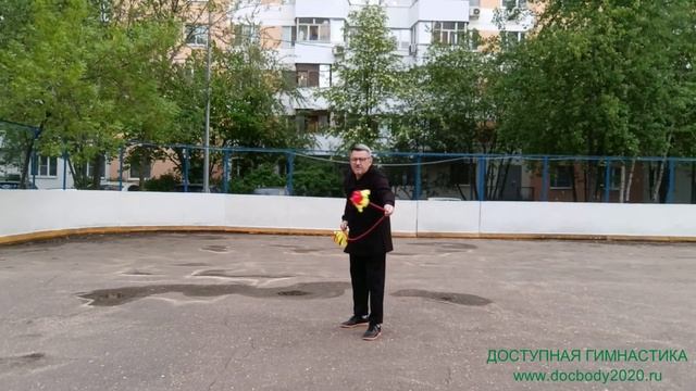 Вечерняя разминка с мячами для фитнеса на верёвке (3)