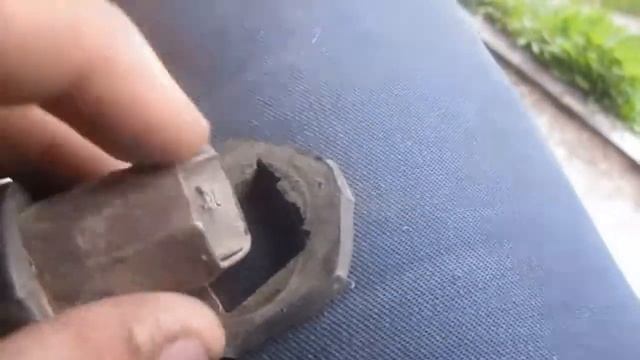 Устранение дребезга подножек пассажира на китайском мопеде.