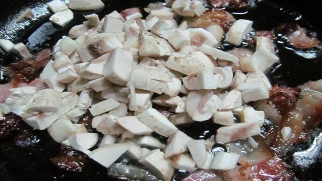 Картофельное пюре с беконом и грибами