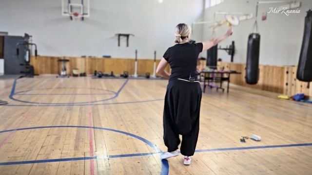 Елена показывает комплекс 16 форм Тайцзи Жоули Чоу.
