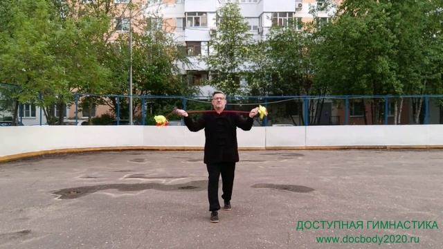 Вечерняя разминка с мячами для фитнеса на верёвке (4)