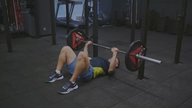 Жим штанги лежа на полу средним хватом/Floor barbell press middle g